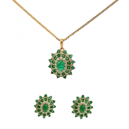 Oval Pendant Set in Emerald and Diamonds in 18K Gold
